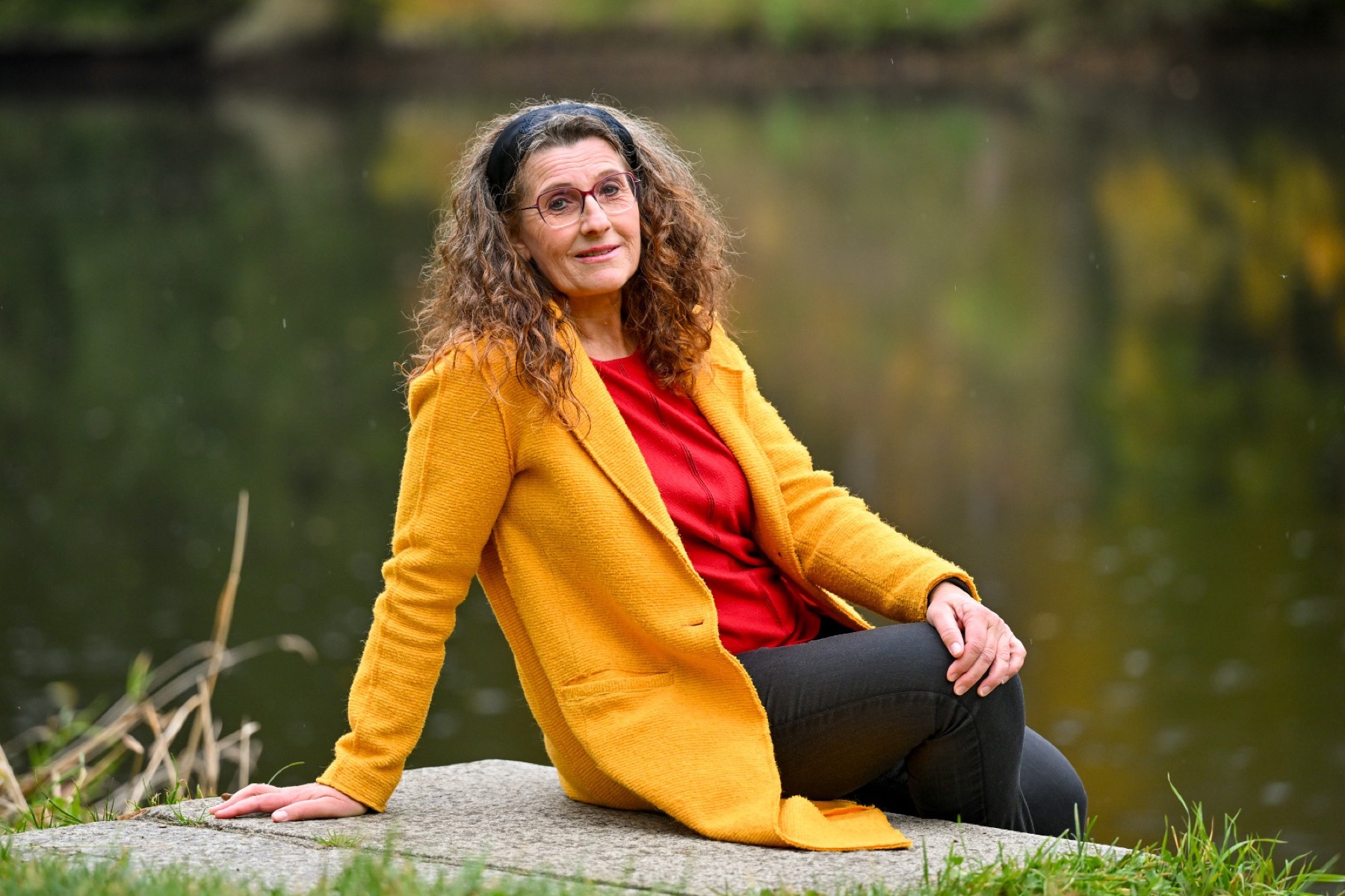 Carmen Edlmair-Friedl am Wasser im Mühlviertel